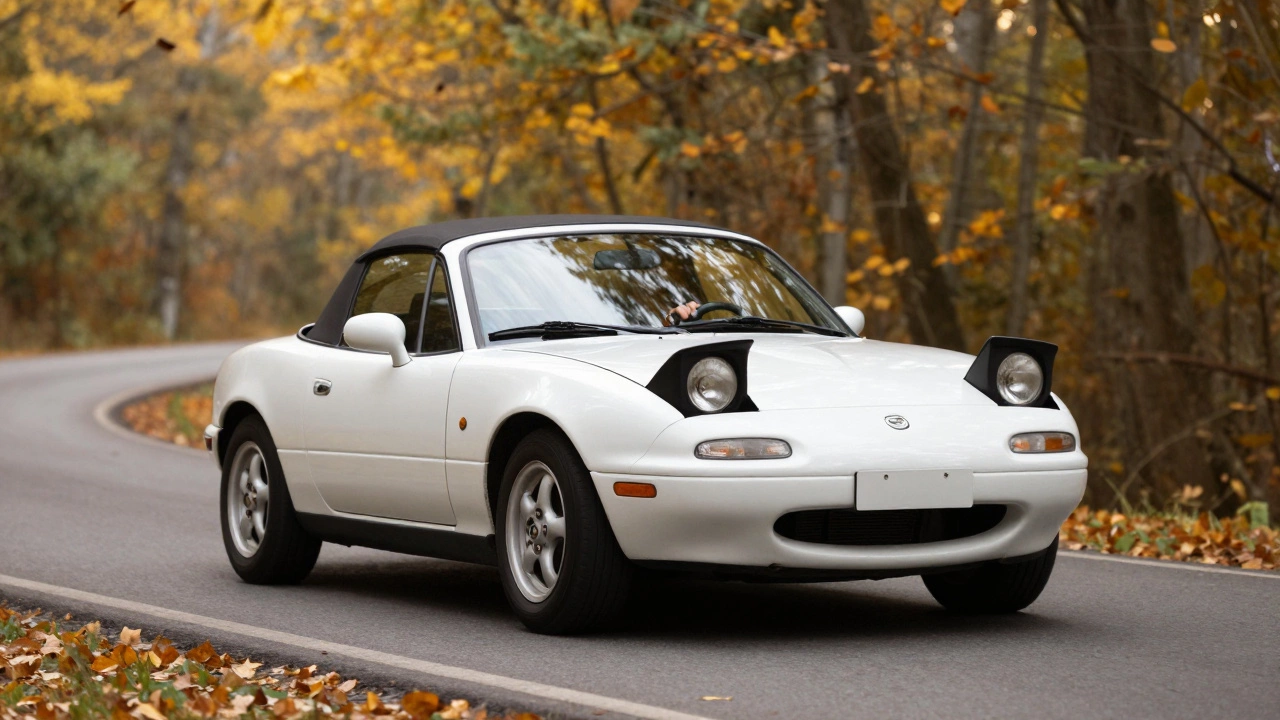 Mazda MX-5 1989 года в осеннем лесу с открытым верхом и идеальными пропорциями.