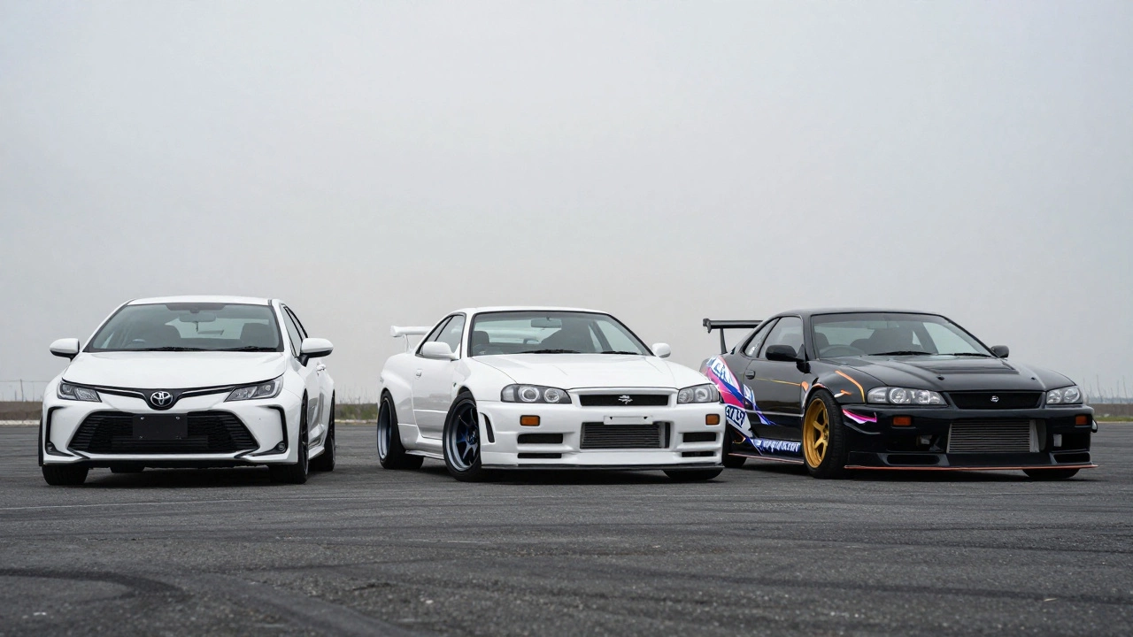 Три стиля тюнинга рядом: минимализм мидсенчури, дрифт и японский кастом — контраст в дизайне и деталях.